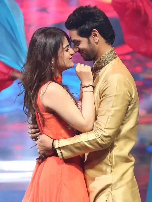 Shakti Arora dan Radhika Madan saat tampil dalam drama musikal Cinta di Pangkuan Himalaya Show. Selain para pemeran serial tersebut, acara itu juga diisi oleh beberapa penyanyi Tanah Air. (Bambang E. Ros/Bintang.com)