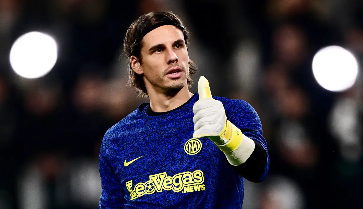 Onana justru sedang menjalani periode sulit. Meski mampu mencetak tujuh cleansheet, ia sudah kebobolan 34 gol dari 21 penampilan bersama MU. (AFP/Marco Bertorello)