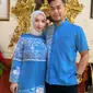 Zaskia Gotik tampil kompak dengan sang suami, sama-sama memakai baju berwarna biru. Memakai hijab berwarna putih, Zaskia Gotik pun berhasil mencuri perhatian. Pesona cantik wanita 32 tahun ini kian terpancar. (Liputan6.com/IG/@zaskia_gotix)