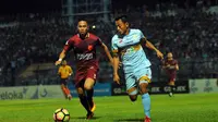 Duel Reva Adi Utama (PSM/merah) vs Samsul Arif (Persela) pada pertandingan di Stadion Surajaya, Lamongan, Sabtu (12/8/2017). (Bola.com/Fahrizal Arnas)