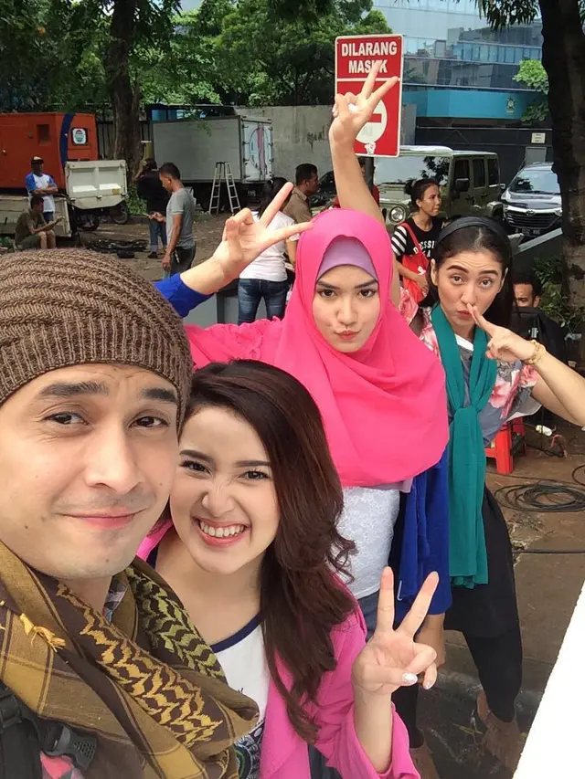6 Potret Ochi Rosdiana 'Anak Band' Tampil Berhijab, Bikin Pangling