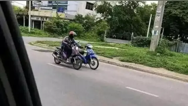 10 Potret Absurd Orang Bantu Dorong Kendaraan Mogok Ini Bikin Geleng Kepala