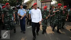 Menteri Pertahanan RI, Ryamizard Ryacudu saat melakukan sidak di Markas Komando Pasukan Khusus di Cijantung Jakarta, Rabu (2/9/2015). Sidak terkait inventarisir kelengkapan alutsista yang dimiliki TNI. (Liputan6.com/Helmi Fithriansyah)