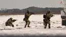 Dalam foto selebaran yang diambil dari video Layanan Pers Kementerian Pertahanan Rusia pada 28 Desember 2022 memperlihatkan pasukan Rusia ikut serta dalam latihan di lokasi yang tidak ditentukan di Belarusia. (Russian Defense Ministry Press Service via AP)