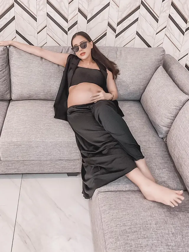 6 Potret Angela Tee Pamer Baby Bump, Makin Memesona