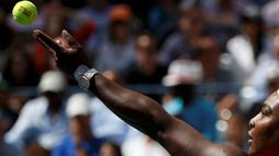 Petenis AS, Serena Williams, saat melakukan servis kepada lawannya petenis Italia, Roberta Vinci, dalam semifinal tunggal putri Turnamen Tenis AS Terbuka di New York, AS. (11/9/2015). (Reuters/Shannon Stapleton)