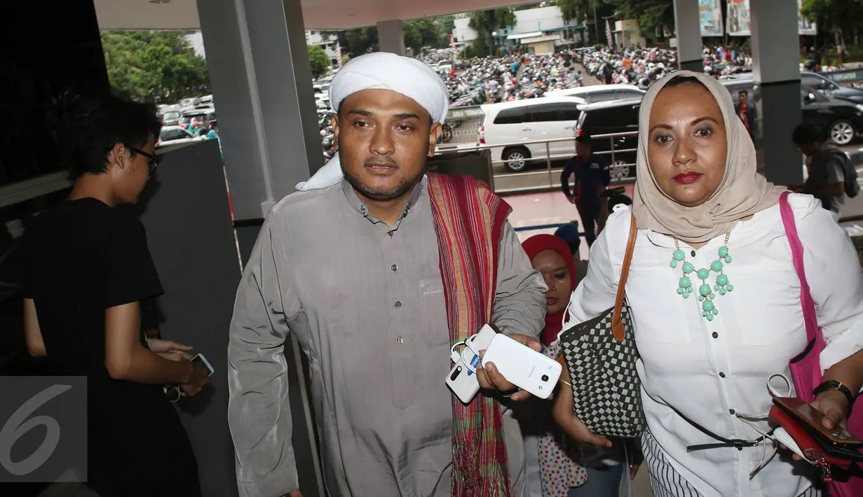 Sekjen Dewan Syuro DPD FPI DKI Jakarta Novel Bamukmin tiba di Sentra Pelayanan Kepolisian Terpadu (SPKT) Polda Metro Jaya, Jakarta, Kamis (5/1). Kedatangannya untuk melaporkan Ahok atas pencemaran nama baik. (Liputan6.com/Immanuel Antonius)