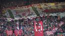 Anfiled merupakan stadion paling penuh perasaan di Inggris. Tidak seperti kebanyakan stadion yang fokus untuk mempermalukan lawan, Anfield hanya menawarkan cinta dan dukungan yang tak tergoyahkan kepada Liverpool dengan lagunya yang berjudul "You'll Never Walk Alone". (AFP/Oli Scarff)