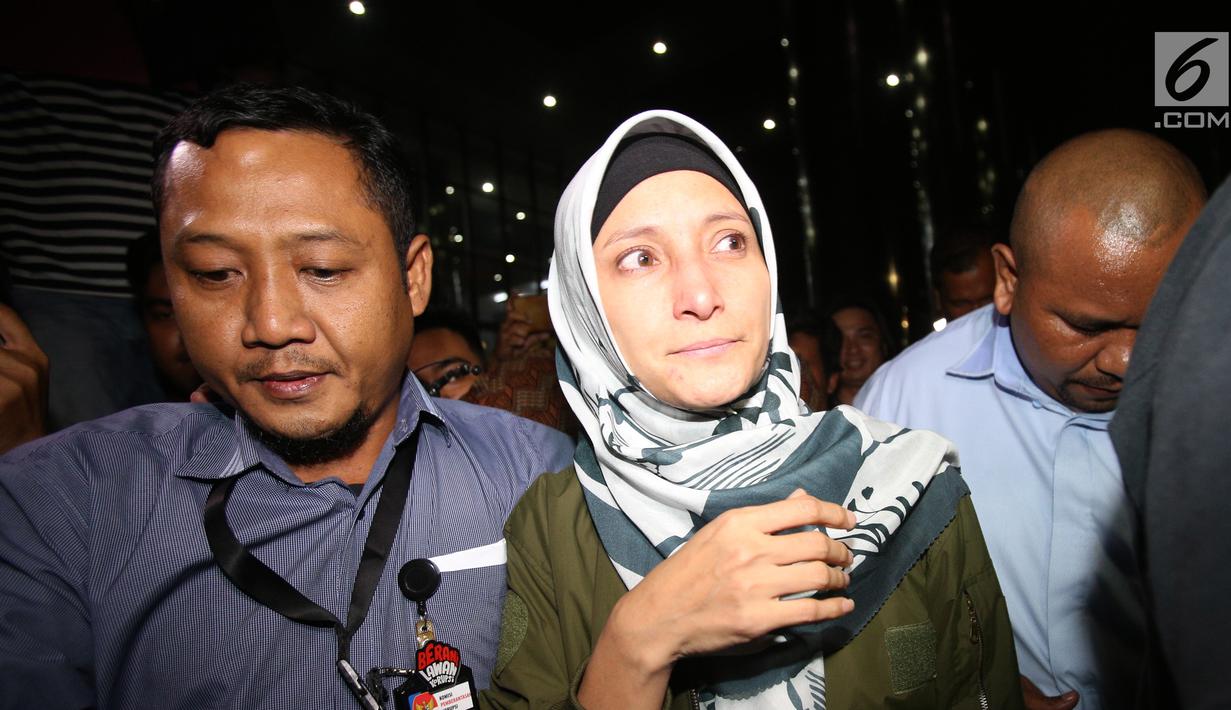 Inneke Koesherawati usai menjalani pemeriksaan terkait OTT Kalapas Sukamiskin Wahid Husein, di Gedung KPK, Jakarta, Sabtu (21/7). Inneke diduga mengetahui suap suaminya Fahmi Darmawansyah ke Kalapas Sukamiskin. (Liputan6.com/HO/Udin)
