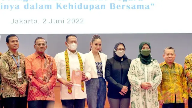 Cinta Laura pidato di Gedung MPR (Foto: Instagram @claurakiehl)