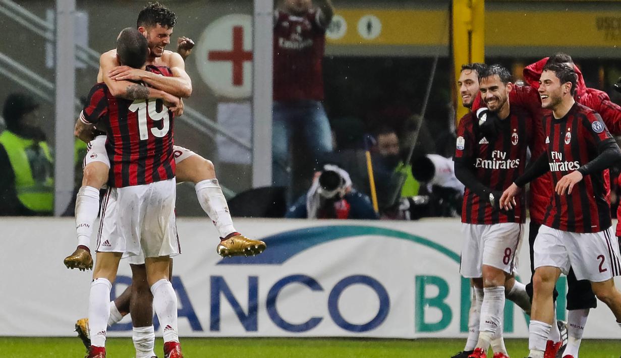 Striker AC Milan, Patrick Cutrone, melakukan selebrasi usai mencetak gol ke gawang Inter Milan pada laga perempat final Coppa Italia di Stadion San Siro, Rabu (27/12/2017). AC Milan menang 1-0 atas Inter Milan. (AP/Antonio Calanni)