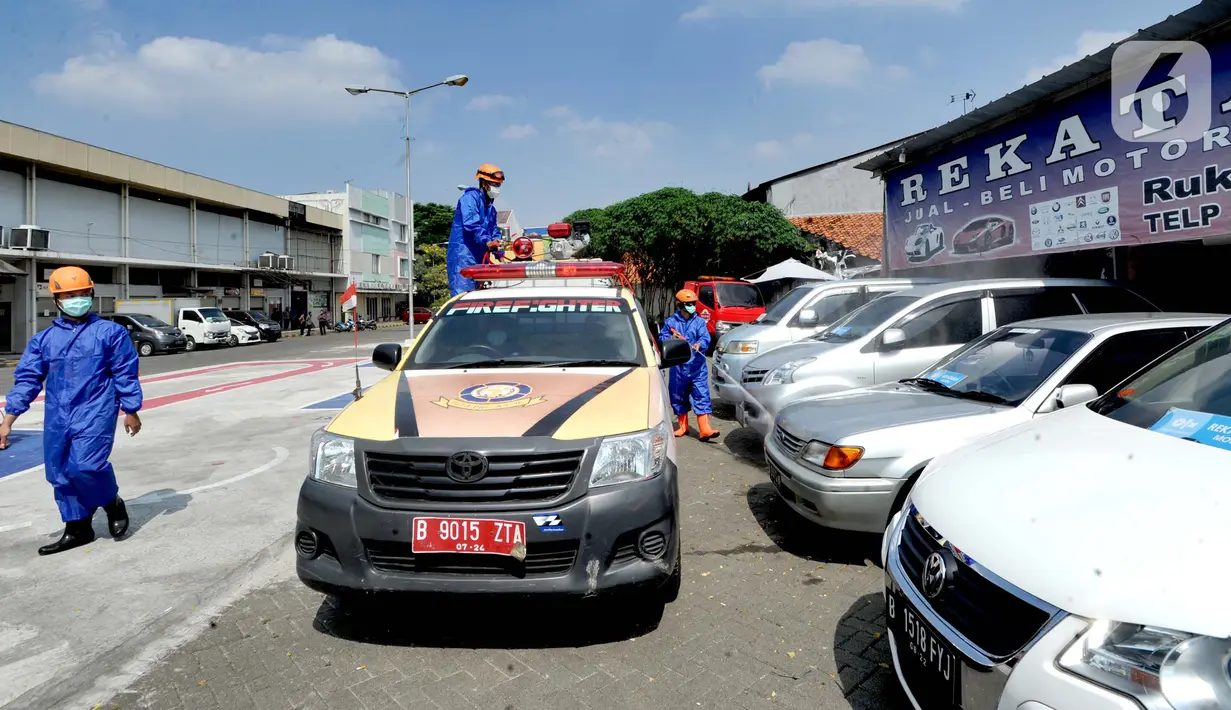 Petugas pemadam kebakaran (Damkar) UPT Cinere menyemprotkan cairan disinfektan di Pasar Segar yang ditutup, Cinere, Depok, Rabu (30/9/2020). Penyemprotan itu untuk mengantisipasi penyebaran COVID-19 di area pasar setelah seorang pengunjung tiba-tiba meninggal dunia. (merdeka.com/Arie Basuki)