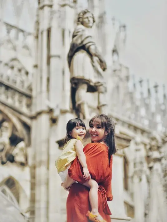 Senyum kebahagiaan seakan terpancar dari wajah Gisel dan Gempi. Foto ini sendiri merupakan hasil jepretan dari Gading Martin. Memang Gading termasuk orang yang cinta dengan dunia fotografi. (Foto: instagram.com/gisel_la)