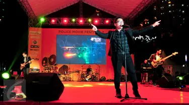 Grup band Kerispatih memeriahkan malam penganugerahan Police Movie Festival 2015 di Central Park, Jakarta, Sabtu (13/6). (Liputan6.com/Yoppy Renato)