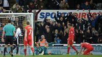 Bek Liverpool, Martin Skrtel (tertunduk), mencetak gol bunuh diri melawan Newcastle United pada laga Premier League di St James Park, Newcastle, Minggu (6/12/2015) dini hari WIB. (AFP/Oli Scarff)