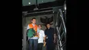 Ade Swara yang tiba di KPK dengan mengenakan rompi oranye itu hanya bungkam, Jakarta, Selasa (19/8/14). (Liputan6.com/Herman Zakharia)