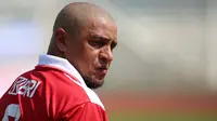 Legenda sepak bola Brasil, Roberto Carlos beraksi sebagai pelatih pada Fourfeo Mini Tournament yang diikuti pemain U-16 saat BRImo Future Garuda di Stadion Madya Senayan, Jakarta, Kamis (01/06/2023). (Bola.com/Bagaskara Lazuardi)