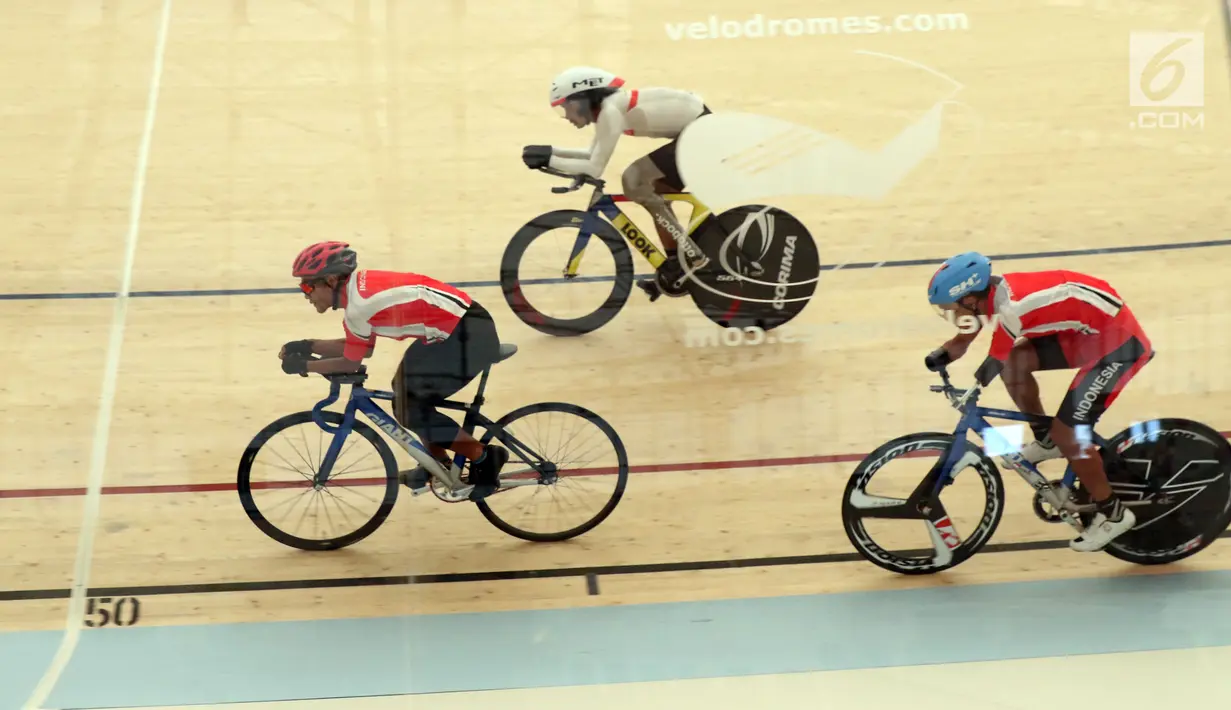 Tiga atlet tim para cycling Indonesia melakukan latihan di track Velodrome, Rawamangun, Jakarta, Selasa (2/10). 14 atlet para cycling akan berlaga pada Asian Para Games 2018 pada 6 hingga 13 Oktober mendatang. (Liputan6.com/Helmi Fithriansyah)