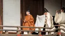 Kaisar Jepang Akihito bersiap untuk melakukan ritual di Istana Kekaisaran, Tokyo, Jepang, Selasa (12/3). Kaisar Akihito melangsungkan serangkaian ritual untuk melaporkan rencana turun takhta kepada leluhurnya. (Imperial Household Agency of Japan via AP)