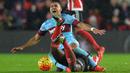 Gelandang Southampton, Victor Wanyama, melakukan tekel keras terhadap pemain West Ham, Dimitri Payet, di Stadion St Mary, Inggris, Sabtu (6/2/2016). Southampton berhasil menang 1-0 atas West Ham. (AFP/Glyn Kirk)