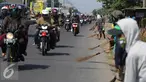 Sejumlah Penyapu jalan (Tawur) berjejer di pinggir jalan untuk mendapatkan uang receh di kawasan Indramayu, Subang, Jabar, Senin (11/7). Uang receh tersebut dilempar pengendara untuk para Tawur di jalur Pantura (Liputan6.com/Herman Zakharia)