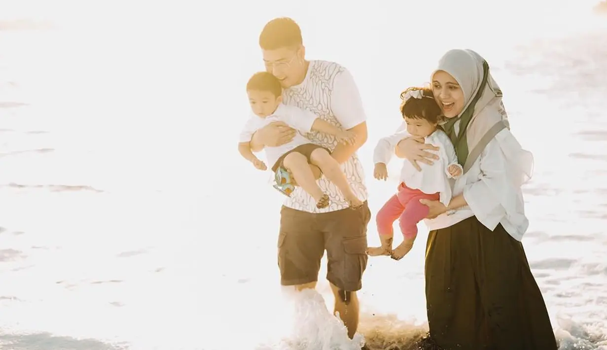 Keseruan dan kekompakan keluarga Nycta Gina kerap diabadikan saat sedang liburan atau saat sedang menikmati momen-momen santai. Ini merupakan salah satu momen keseruan yang diabadikan oleh salah satu fotografer. (Sumber: Liputan6.com/IG/@missnyctagina)