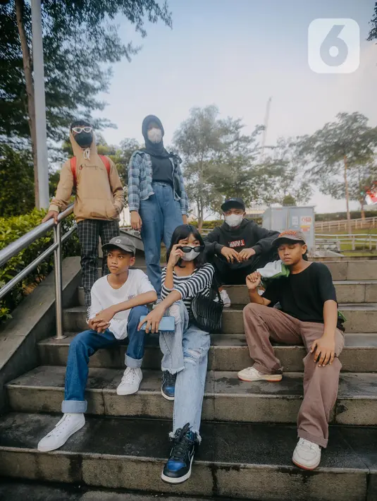 Para remaja dari berbagai daerah di pinggiran Jakarta berpose di Taman Sudirman, Jakarta, Rabu (6/7/2022). Tempat ini viral karena jadi ajang adu fashion anak Citayam, Bekasi hingga Bojong Gede. Mereka mengenakan kemeja flanel oversize, celana model 90-an seperti boot cut
atau cutbray, sneakers klasik, dan topi. (Liputan6.com/Faizal Fanani)