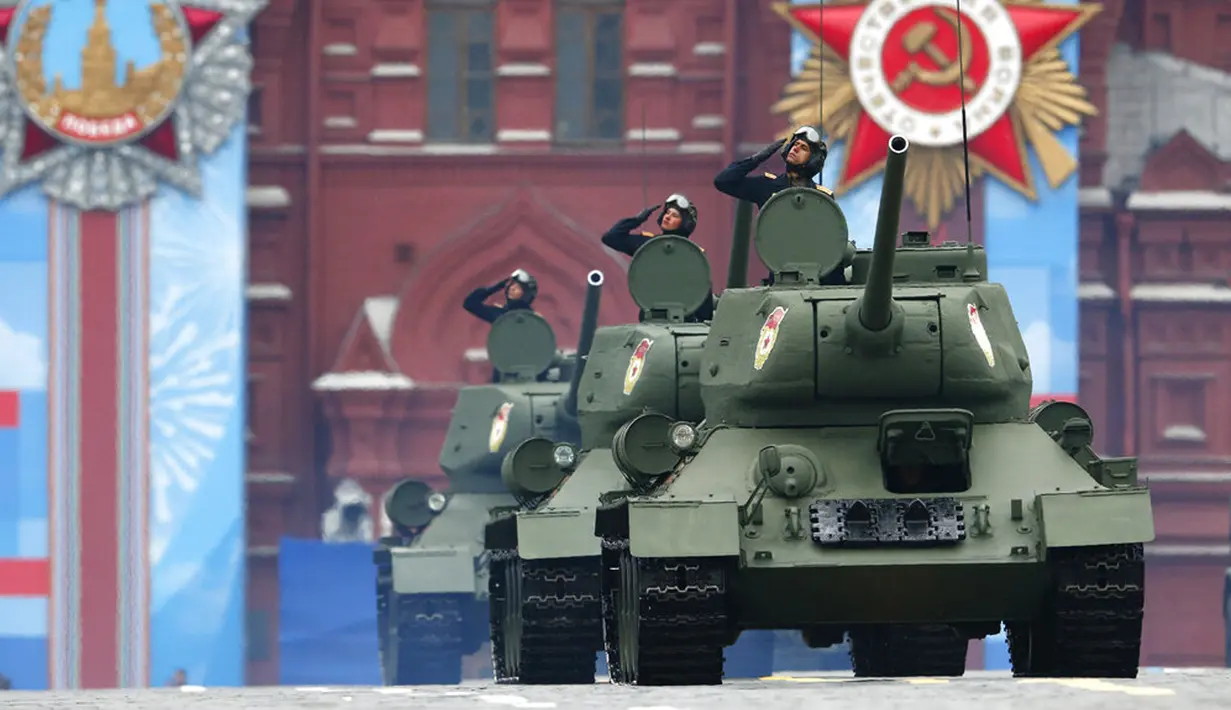 Tank Soviet T-34 melintas di Lapangan Merah saat parade militer Hari Kemenangan di Moskow, Rusia, Minggu (9/5/2021). Parade militer ini untuk memperingati 76 tahun berakhirnya Perang Dunia II di Eropa. (AP Photo/Alexander Zemlianichenko)