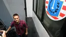 Bakal pemain Persija Jakarta, Martin Vunk saat akan memasuki kantor Persija Jakarta jelang penandatanganan kontrak di Jakarta, (9/12/2014). (Liputan6.com/Helmi Fithriansyah)