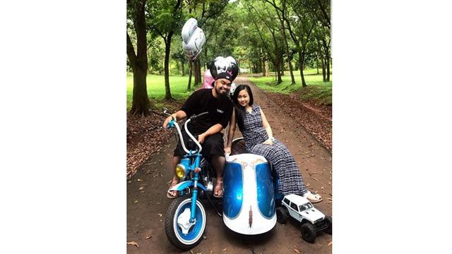 Jarang Tersorot, Ini 6 Potret Juliana Istri Pelawak Peppy