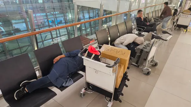 Penumpang Menumpuk di Bandara Soekarnp-Hatta, Pilih Tetap Tinggal untukPantau Penerbangan