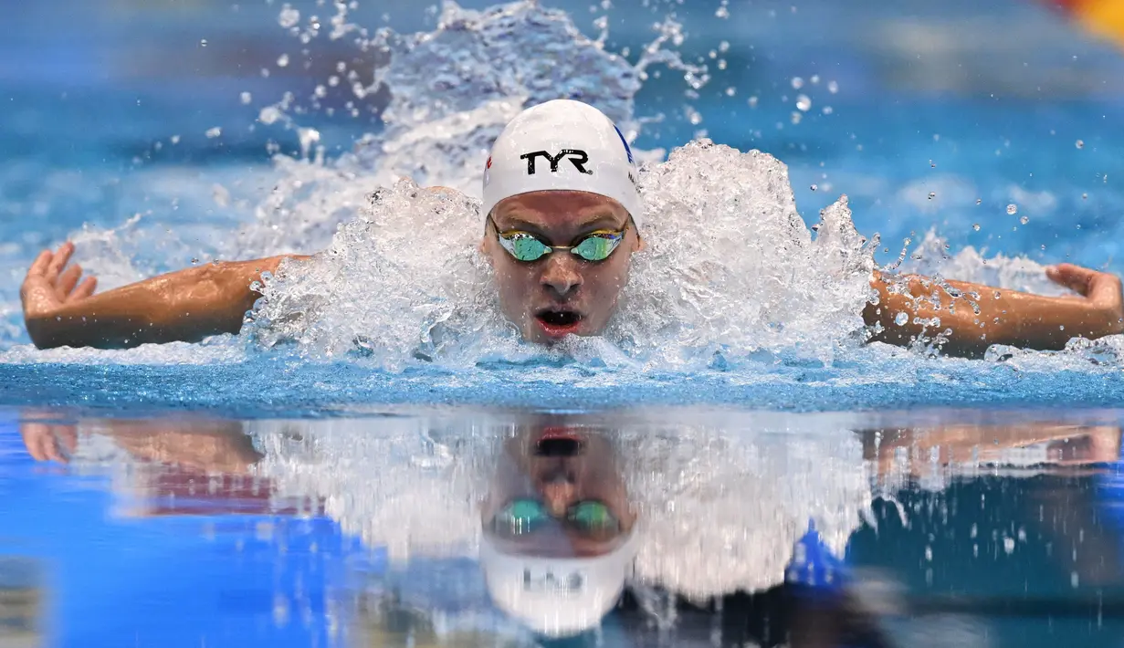 Atlet renang asal Prancis, Leon Marchand, bertanding dalam final 400 meter estafet putra dalam World Aquatics Championships, Fukuoka, Jepang, Minggu (23/7/2023). (AFP/Manan Vatsyayana)