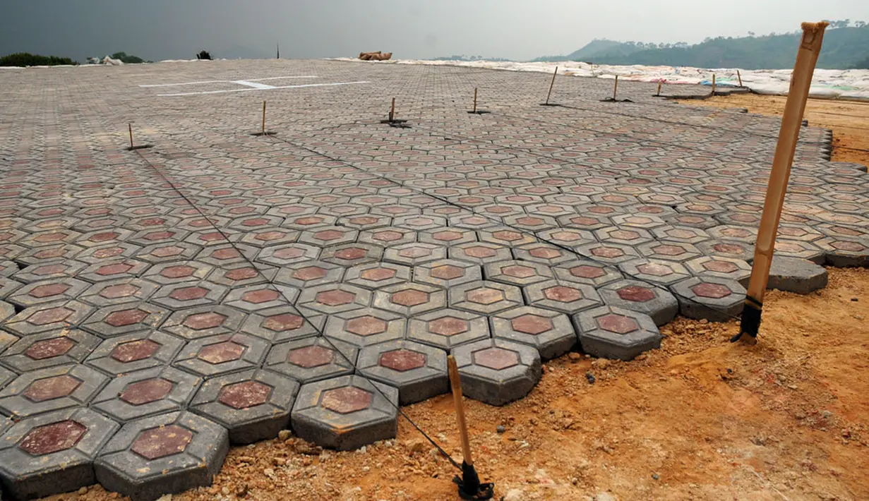 Ribuan keping conblok digunakan sebagai alas utama helipad yang ada dan dibangun di salah satu sisi Gunung Padang di Kampung Cimanggu, Cianjur, Jawa Barat, (20/9/2014). (Liputan6.com/Helmi Fithriansyah)