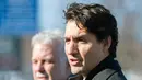 PM Kanada, Justin Trudeau menghadiri pemakaman tiga dari enam korban penembakan di Masjid Quebec di Montreal Olympic, Kamis (2/2). PM Kanada bersama ribuan warga ikut menunjukkan rasa berkabungnya di pemakaman. (Graham Hughes/The Canadian Press via AP)