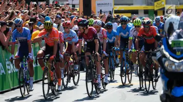 Peserta saat mengikuti Tour de France (TdF) 2019 dari kota Brussels, Belgia (7/7/2019). 50 tahun yang lalu Eddy Merckx dari Belgia memenangkan Tour de France pertamanya, untuk menyoroti hari itu, Tur dimulai dari Brussel. (Liputan6.com/HO/Arie Asona)