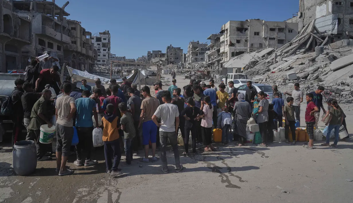 Kekurangan air bersih memaksa warga Gaza bergantung pada distribusi yang terbatas. (AP Photo/Jehad Alshrafi)