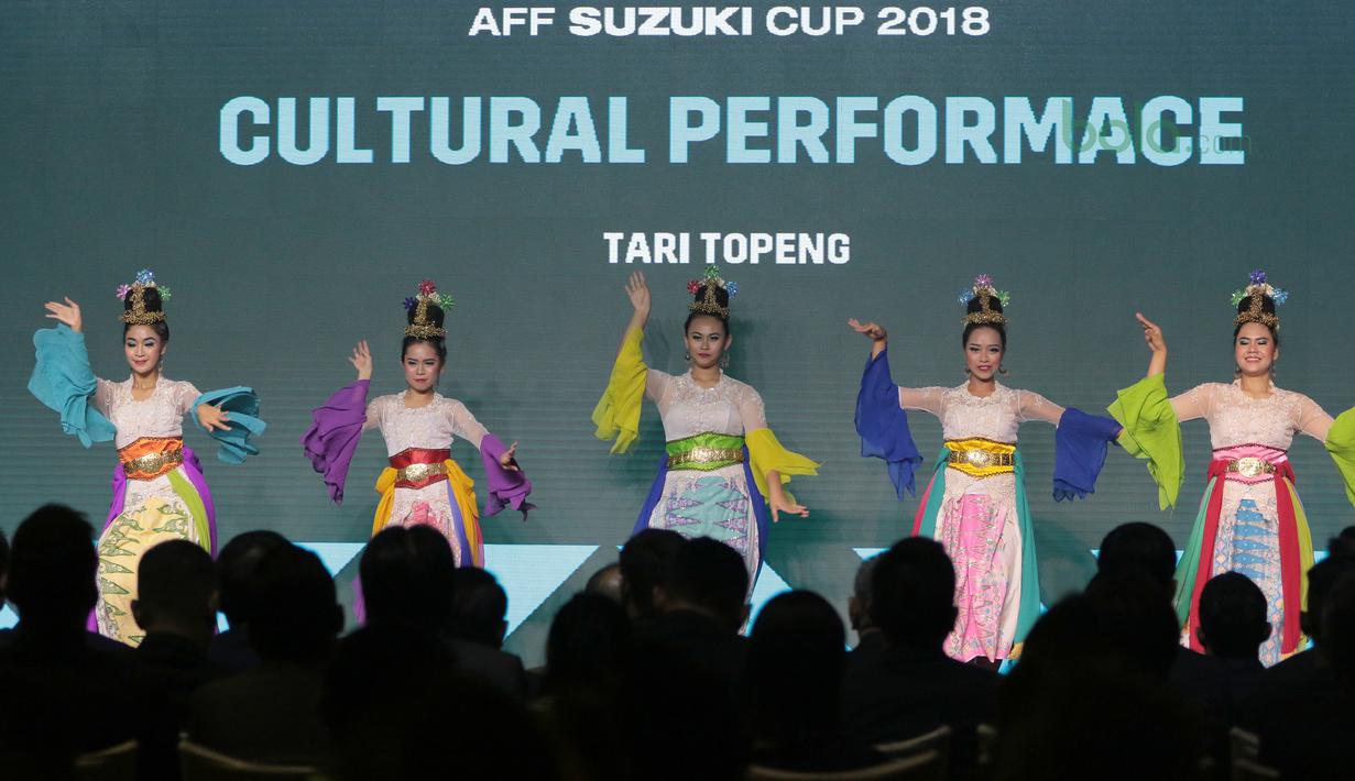 Penari membawakan tarian Topeng pada pembukaan Drawing Piala AFF Suzuki Cup 2018 di Hotel Mulia, Jakarta, Rabu (2/5/2018). Indonesia berada satu grup dengan Thailand, Singapura dan Filipina. (Bola.com/Nick Hanoatubun)