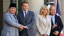 Presiden Prancis Emmanuel Macron (kedua dari kiri) dan istrinya Brigitte Macron, menyambut Presiden Republik Indonesia Prabowo Subianto menjelang pertemuan di Istana Kepresidenan Elysee, Paris, Kamis 28 Mei 2026. (Ludovic Marin/Pool Photo via AP)
