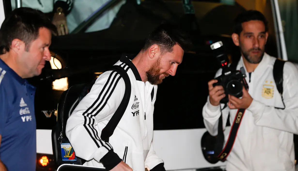 Lionel Messi tiba di hotel tempat timnas Argentina menginap menjelang laga persahabatan atau uji coba melawan Uruguay di Tel Aviv, Minggu (17/11/2019). Sebelumnya laga persahabatan antara Argentina vs Uruguay di Israel terancam batal menyusul situasi memanas di kawasan tersebut. (AP/Ariel Schalit)