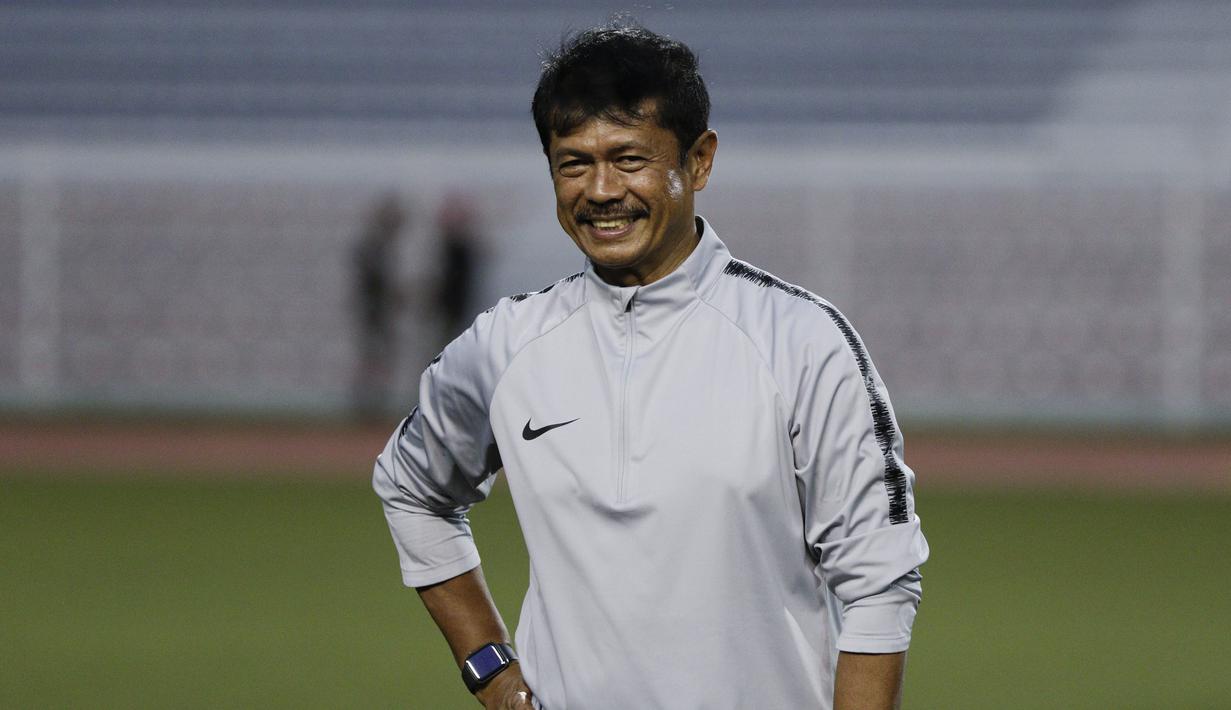 Pelatih Timnas Indonesia U-22, Indra Sjafri, tertawa saat memimpin latihan di Stadion Rizal Memorial, Manila, Jumat (22/11). Latihan ini persiapan jelang laga SEA Games 2019. (Bola.com/M Iqbal Ichsan)
