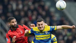 Pemain AC Milan Ruben Loftus-Cheek (kiri) berebut bola dengan pemain Parma Emanuele Valeri pada laga Serie A/Liga Italia antara AC Milan vs Parma di Milan, Italia, Minggu, 22 Februari 2025. (Spada/LaPresse via AP)