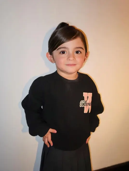 Di potret ini, Guzell pose menggemaskan dengan sweater dan celana hitam. Rambutnya ditata updo dengan belah samping bak model [@guzelimalisyakieb]