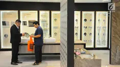 Pengunjung melihat produk kamar mandi Roca pada pameran Indobuildtech 2019 di ICE BSD City, Tangerang, Banten (20/3). Roca merupakan perusahaan yang berfokus pada solusi perlengkapan kamar mandi. (Liputan6.com/Angga Yuniar)