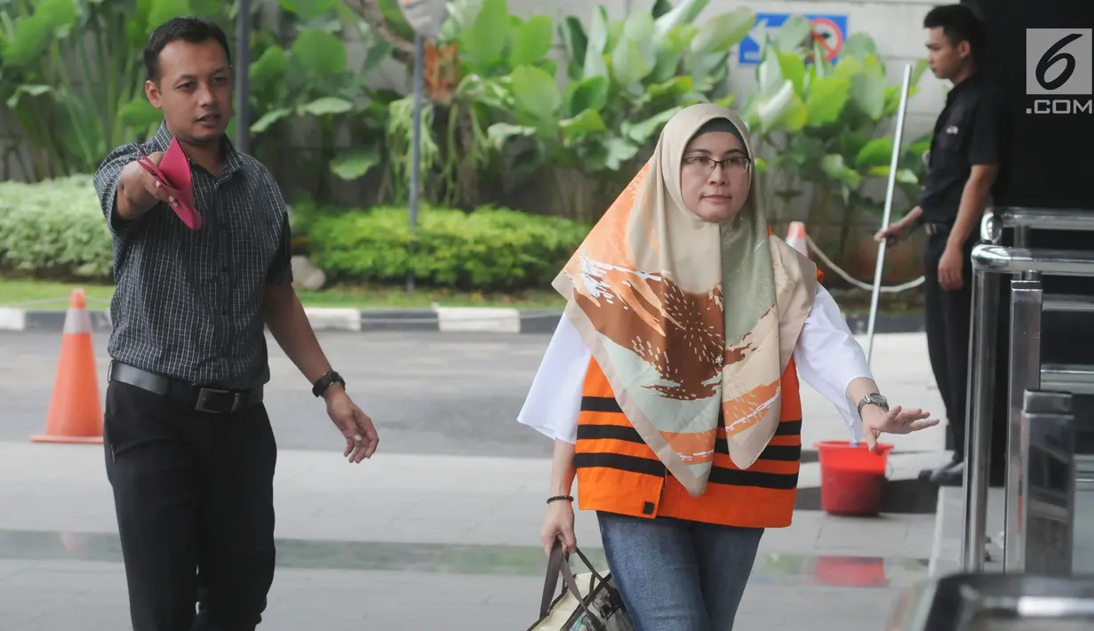 Hakim Pengadilan Negeri Tangerang Wahyu Widya Nurfitri berjalan menuju ruang pemeriksaan di gedung KPK, Jakarta, Selasa (24/4). Wahyu Widya diperiksa terkait kasus suap penangan putusan perkara perdata sengketa Tanah. (Merdeka.com/Dwi Narwoko)