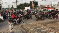Kendaraan melintasi jalur putar balik yang juga merupakan perlintasan sebidang di kawasan Tanjung Barat, Jakarta, Kamis (19/12/2019). Mulai Sabtu (21/12) mendatang, jalur putar balik itu akan ditutup, terkait proyek pembangunan flyover di kawasan tersebut. (Liputan6.com/Immanuel Antonius)