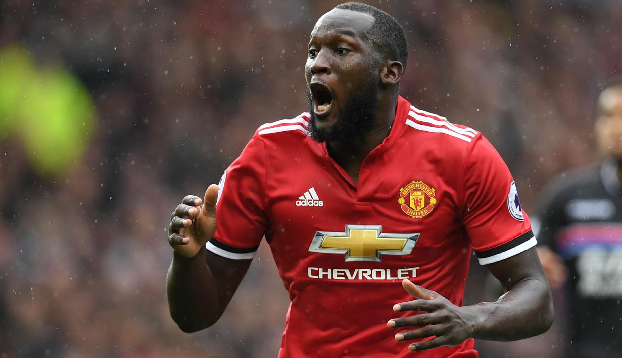 Penyerang Romelu Lukaku menutup kemenangan Manchester United dengan satu golnya ke gawang Crystal Palace pada pekan ketujuh Premier League di Old Trafford, Manchester (30/9/2017). MU menang telak 4-0. (AFP/Paul Ellis)