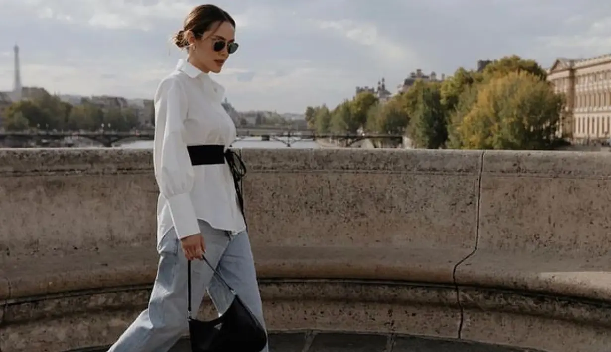 Ditambah dengan obi belt yang bikin gaya makin chic. (Instagram/cathysharon) .