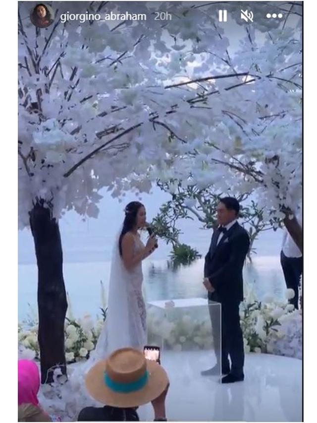 7 Momen Pernikahan Estelle Linden di Bali, Romantis dengan Pemandangan Laut