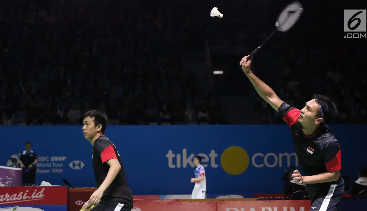 Pebulu tangkis ganda putra Indonesia, M Ahsan/Hendra Setiawan saat melawan Hiroyuki Endo/Yuta Watanabe (Jepang) di di Babak 8 besar Indonesia Open 2019 di Istora Senayan, Jakarta, Jumat (19/7/2019). Hendra/Ahsan unggul 21-15, 9-21, 22-20. (Liputan6.com/Helmi Fitrhiansyah)