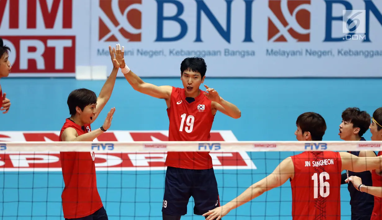Pemain Timnas voli putra Korea Selatan merayakan poin saat melawan Indonesia pada perebutan tempat ketga Kejuaraan Voli Asia 2017 di GOR Tri Dharma, Gresik, Selasa (1/8). Indonesia kalah 3-0. (Liputan6.com/Helmi Fithriansyah)